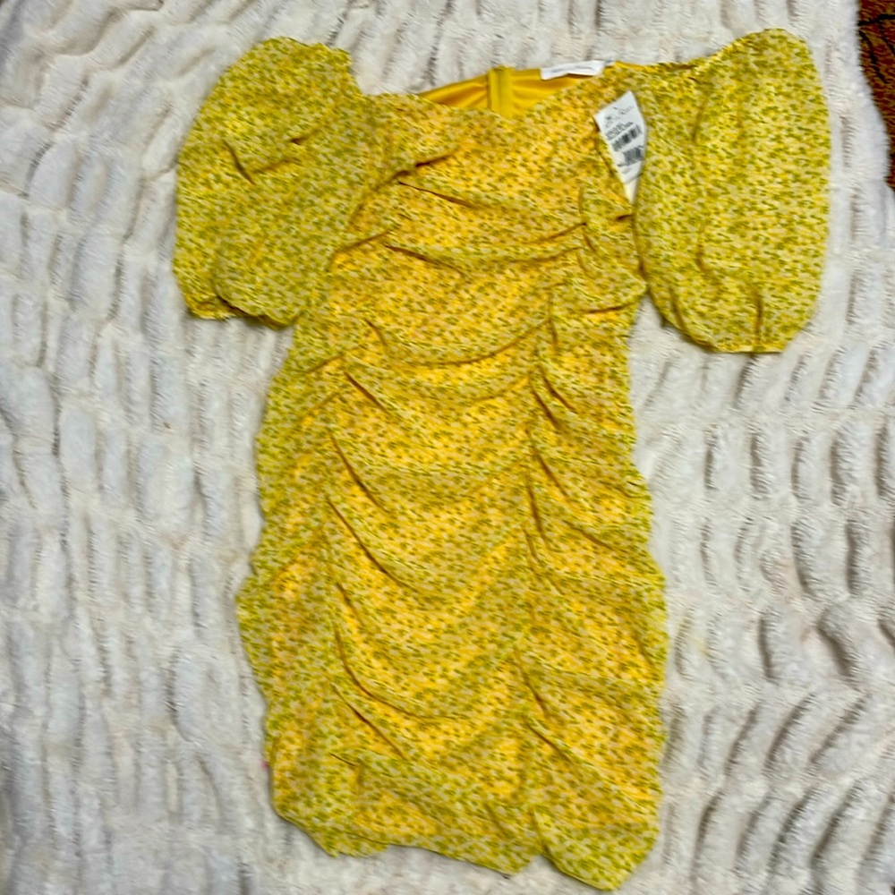 All in favor yellow dress cute and curvy!